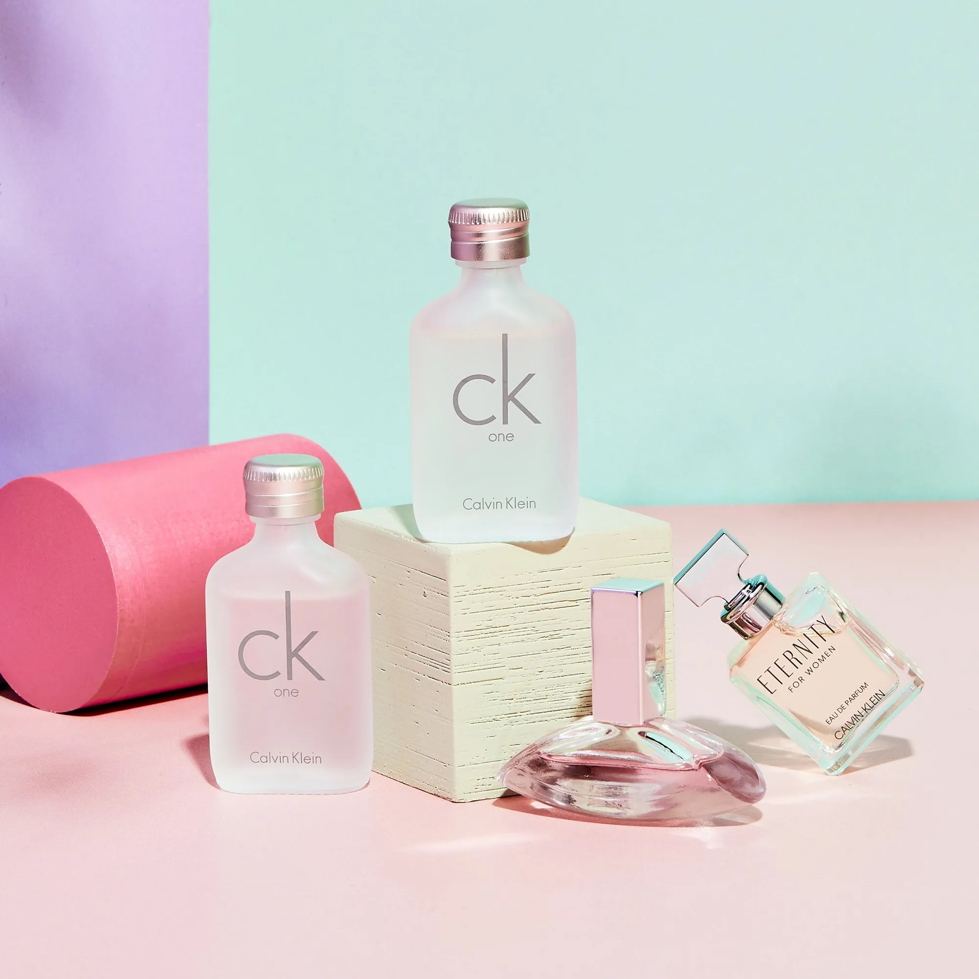 Calvin Klein CK One Eau de Toilette Unisex Perfume Gift Set Spray (50ml) with Body Wash